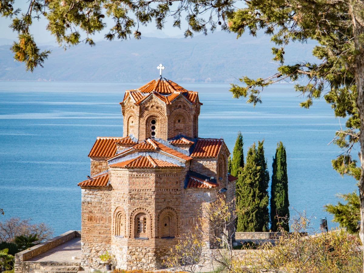 Οικογένεια σε εκδρομή στην Ελλάδα την 28η Οκτωβρίου, απόλαυση ταξιδιού και ιστορικών προορισμών.