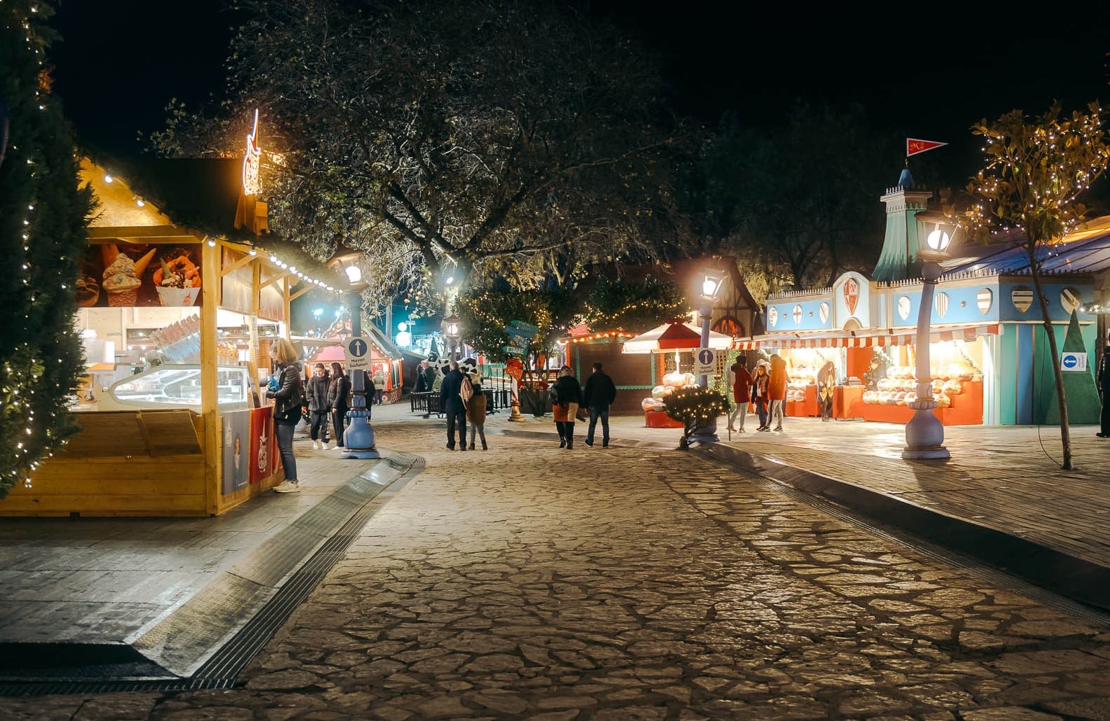 Χιονισμένο τοπίο στην Ελλάδα με στολισμένο χωριό, ιδανικό για χριστουγεννιάτικες εκδρομές