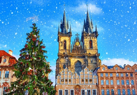 Χριστουγεννιάτικη ατμόσφαιρα σε ευρωπαϊκές πόλεις με φωτισμένα σοκάκια